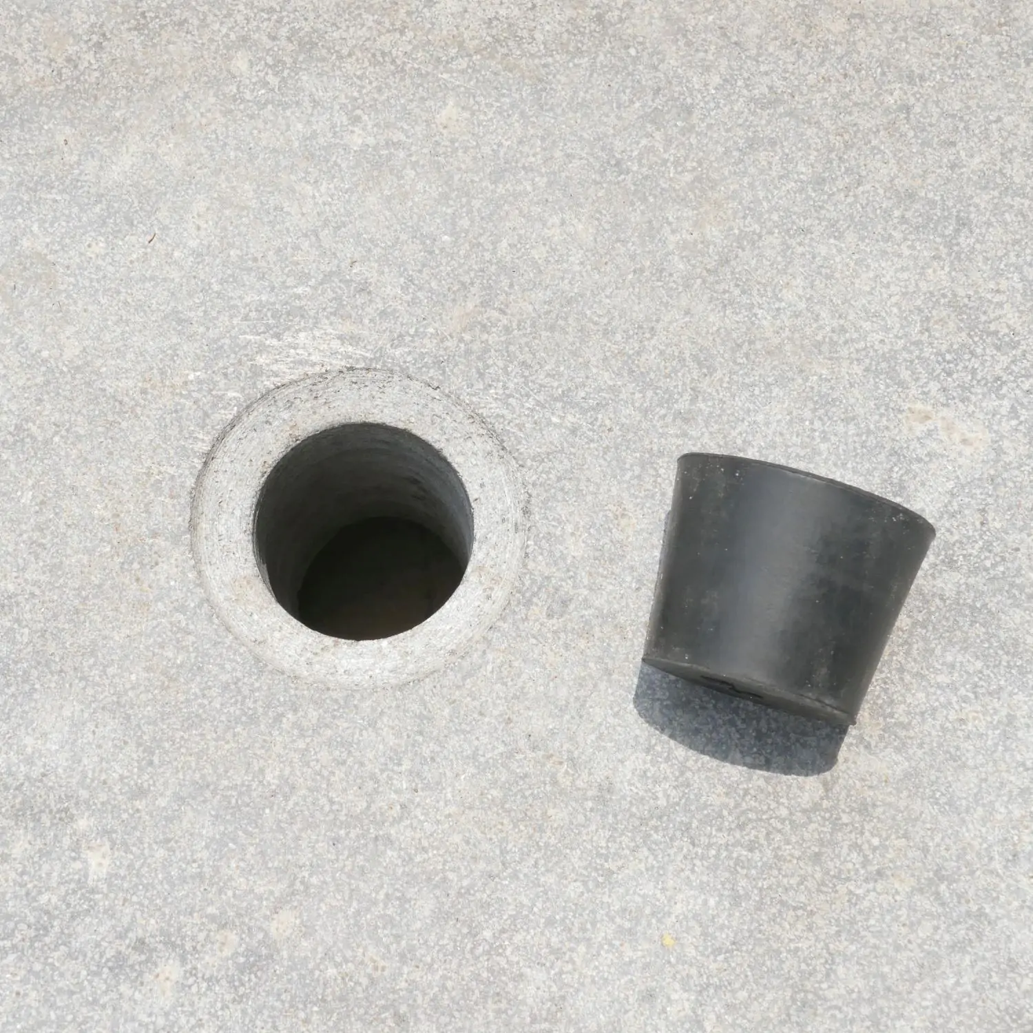  Product image 6 of the product “Basin from Riverstone, Natural surface, polished inside. Length 133 cm, Width 92 cm, Height 53 cm, Depth 36 cm. ”